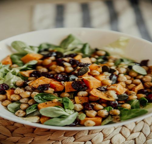 ensalada vegetariana con garbanzos